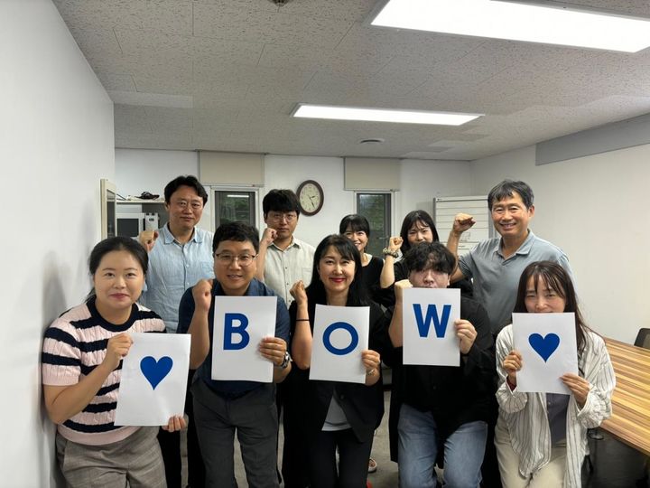 [서울=뉴시스] 용산2가동주민센터 직원 영어 동아리. 2025.07.18. (사진=용산구 제공) *재판매 및 DB 금지