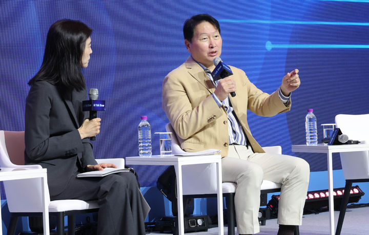 [경주=뉴시스]이지용 기자 = 대한상공회의소(대한상의)가 18일 오전 경북 경주 라한셀렉트에서 개최한 'AI 토크쇼'. 최태원 대한상공회의소 회장과 정신아 카카오 대표가 사회를 맡았다. 2025.07.18. photo@newsis.com *재판매 및 DB 금지