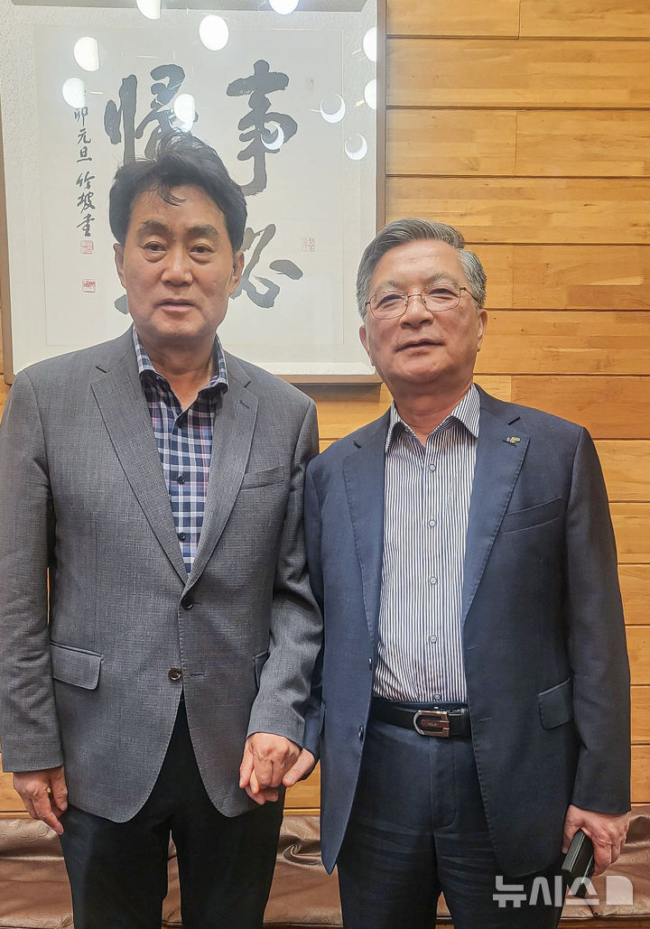 [군포=뉴시스] 하은호 군포시장(사진 왼쪽)과 이한준 LH사장이 최근 만난 가운데 기념 촬영을 하고 있다. (사진=군포시 제공). 2025.07.18. photo@newsis.com *재판매 및 DB 금지