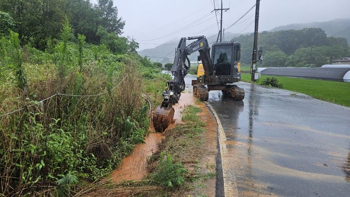 [논산=뉴시스]논산시 노성면 화곡리에서 배수로 복구공사가 한창이다. (사진=논산시 제공) 2025. 07. 18 photo@newsis.com *재판매 및 DB 금지