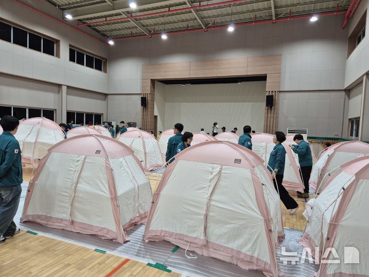 [순창=뉴시스] 18일 더불어민주당 전북특별자치도당 민생지원팀이 순창 임시대피소를 방문해 수해 피해 상황을 긴급 점검하고 있다. 2025.07.18 (사진= 민주당 전북도당 제공) *재판매 및 DB 금지