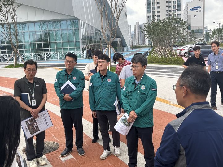 [양산=뉴시스]  김신호 부시장이 동부양산 현장행정을 위해 웅상센트럴파크를 방문해 점검하고 있다. (사진=양산시 제공) 2025.07.18. photo@newsis.com *재판매 및 DB 금지