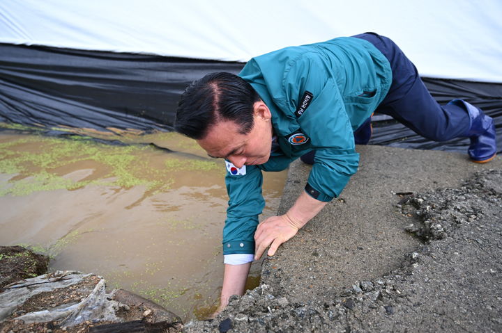 [논산=뉴시스]백성현 논산시장이 17일 성동지역 비닐하우스 배수로에 막힌 잡풀을 제거하고 있다. (사진=논산시 제공) 2025. 07. 18 photo@newsis.com *재판매 및 DB 금지