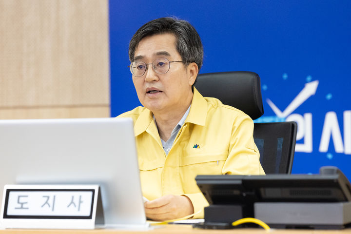 [수원=뉴시스] 김동연 경기도지사가 18일 오전 경기도청 재난안전상황실에서 열린 호우 대처 도-시군 재난안전대책본부 회의를 주재하고 있다. (사진=경기도 제공) 2025.07.18. photo@newsis.com *재판매 및 DB 금지