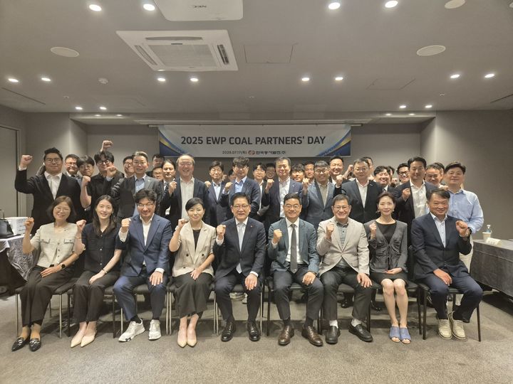 [울산=뉴시스] 권명호 한국동서발전 사장과 협력사 담당자 및 동서발전 관계자들이 기념촬영을 하고 있다. (사진=한국동서발전 제공) 2025.07.18. photo@newsis.com *재판매 및 DB 금지