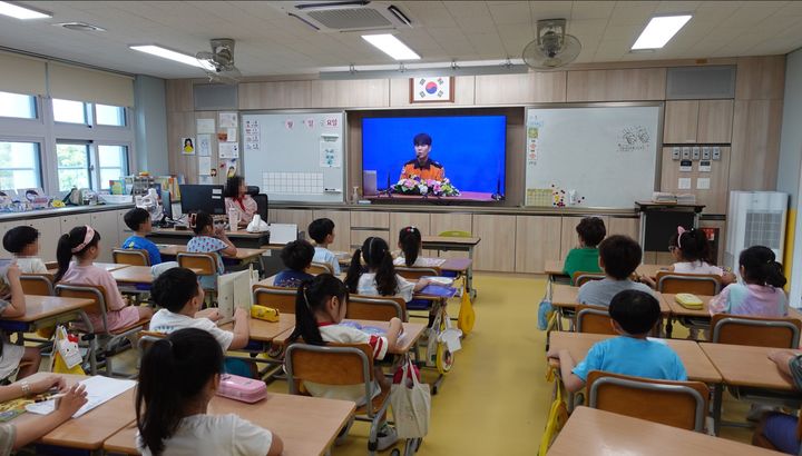 [대구=뉴시스] 대구서부소방서는 지역 내 공동주택 밀집 지역 인근에 있는 초등학교 대상으로 소방안전교육을 했다. (사진=대구서부소방서 제공) 2025.07.18. photo@newsis.com *재판매 및 DB 금지