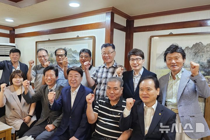 [전주=뉴시스]윤난슬 기자 = 우범기 전주시장은 지난 14일부터 18일까지 이용업·미용업·목욕업 등 공중위생업 관련 3개 단체와 간담회를 열었다고 밝혔다. (사진=전주시 제공) photo@newsis.com 