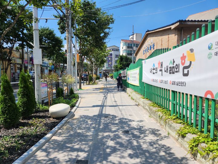 [대구=뉴시스] 대구시 남구는 효명초등학교 인근 통학로에 '자녀안심그린숲'을 조성했다. (사진=대구시 남구 제공) 2025.07.18. photo@newsis.com *재판매 및 DB 금지