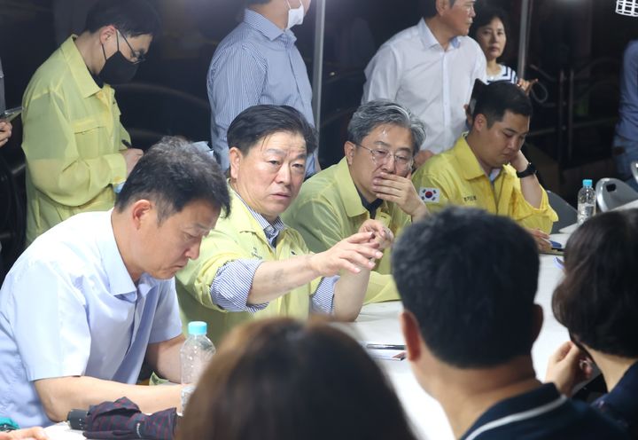 [광명=뉴시스] 박승원 광명시장이 17일 소하동 아파트 화재 현장을 찾아 현장 상황판단회의를 주재하고 있다.(사진=광명시 제공)2025.07.18.photo@newsis.com *재판매 및 DB 금지