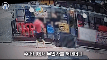[서울=뉴시스] 식당에서 자신과 부딪혔다는 이유로 라이터 휘발유를 뿌리며 손님을 위협한 남성이 경찰에 체포됐다.. (사진=서울경찰 유튜브 캡처) 2025.07.18 *재판매 및 DB 금지 *재판매 및 DB 금지