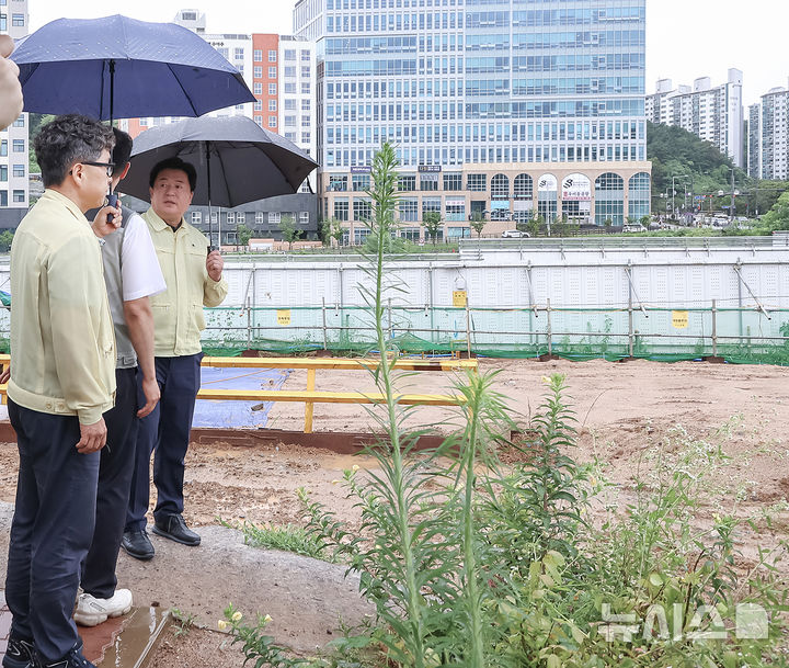 [시흥=뉴시스] 임병택 시흥시장이, 18일 침수 대비 지하철 건설 현장을 긴급 점검했다. (사진=시흥시 제공).2025.07.18.photo@newsis.com *재판매 및 DB 금지