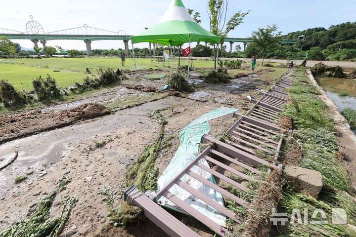 [광주=뉴시스] 18일 오후 광주 광산구 서봉파크골프장이 전날 내린 폭우에 떠밀려온 수풀로 어지럽혀져 있다. 광주지역에는 전날 하루동안 426㎜ 기록적 폭우가 내렸다. (사진 = 독자 제공)2025.07.18. photo@newsis.com