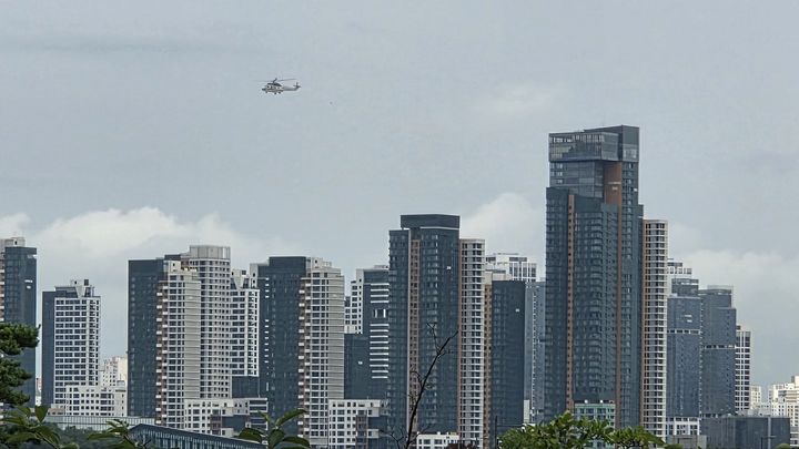 [세종=뉴시스] 실종자를 찾기 위해 18일 오전 세종시 나성동 상공에 떠 있는 경찰 헬리콥터.(사진=세종시출입기자단 제공) 2025.07.18 photo@newsis.com *재판매 및 DB 금지