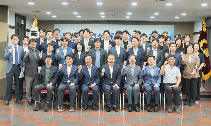 [부산=뉴시스] 부산상공회의소는 창립 136주년 기념식을 개최했다. (사진=부산상공회의소 제공) 2025.07.18. photo@newsis.com *재판매 및 DB 금지