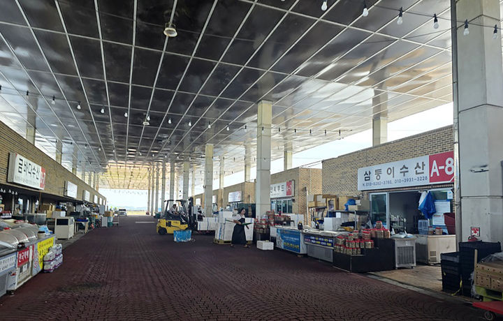 [신안=뉴시스]지도젓갈타운 골목형상점가. (사진=신안군 제공) 2025.07.18. photo@newsis.com *재판매 및 DB 금지