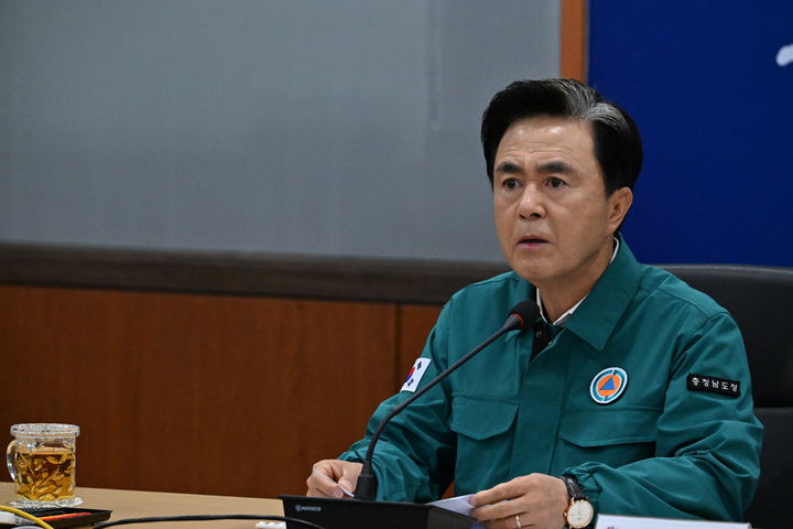 [홍성=뉴시스] 김태흠 충남지사가 18일 이재명 대통령에게 침수 하우스 작물에 대한 특단의 지원 필요성을 건의하고 있다. *재판매 및 DB 금지