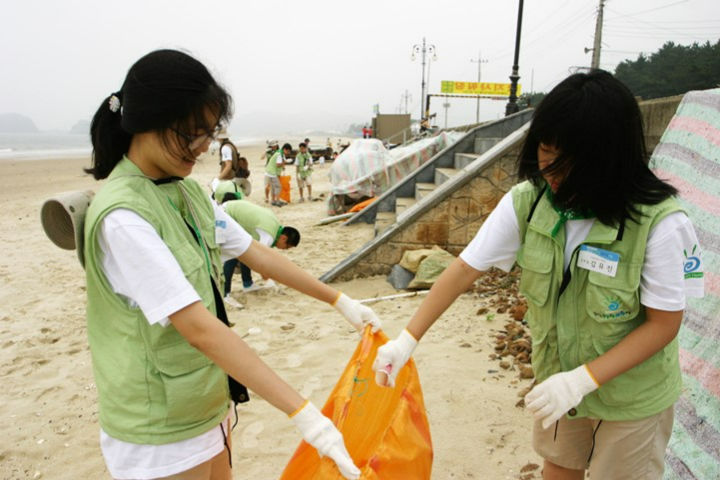 [서울=뉴시스] 지난 2008년 진행된 동아에스티 청소년 환경사랑 생명사랑 교실 모습. (사진=동아에스티 제공) 2025.07.21. photo@newsis.com *재판매 및 DB 금지