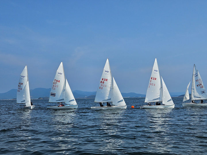 [여수=뉴시스] 전남 여수시 소호동 요트경기장에서 전지훈련 하는 한국·태국 요트 국가대표팀. (사진=여수시 제공) 2025.07.18. photo@newsis.com *재판매 및 DB 금지