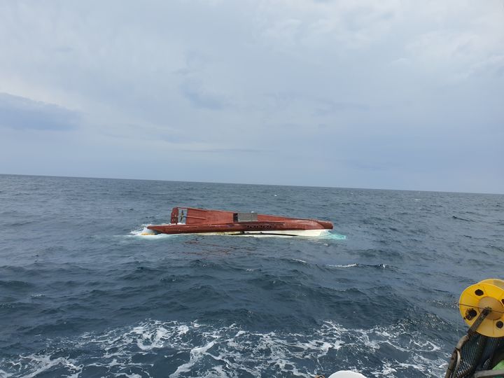 [여수=뉴시스] 18일 오후 여수시 연도리 남쪽 간여암 인근 해상에서 어선 전복해 있다. (사진=여수해경 제공) 2025.07.18. photo@newsis.com *재판매 및 DB 금지