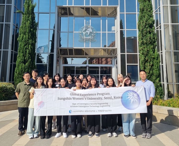 성신여대 교수진과 학생들이 프랑스 리옹에 위치한 세계 최대 경찰기구 인터폴 본부 앞에서 2025학년도 하계 글로벌 연수 프로그램 기념 사진을 촬영하고 있다. (사진=성신여대 제공) *재판매 및 DB 금지
