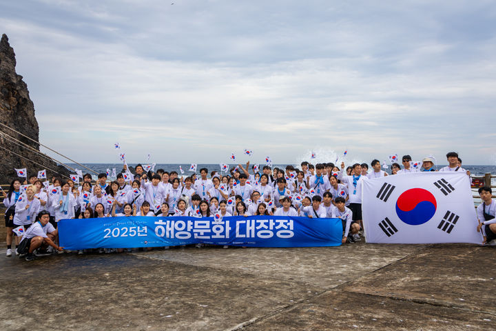 '2025 해양문화대장정' 참가 대원들이 17일 독도에 입도한 뒤 단체 사진을 촬영하고 있다. *재판매 및 DB 금지