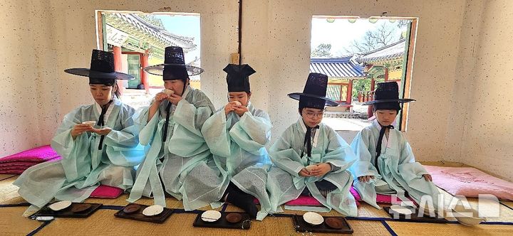 [경주=뉴시스] 경주 옥산서원 선비문화 체험 '갓씨구놀자'. (사진=신라문화원 제공) 2025.07.18. photo@newsis.com 
