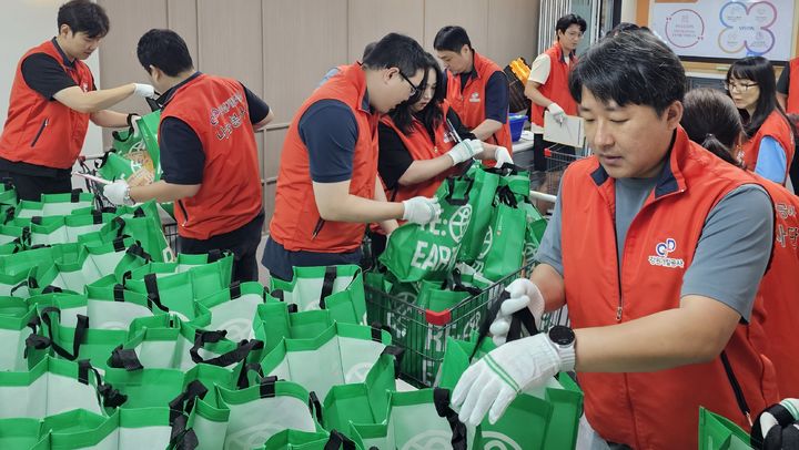 [춘천=뉴시스] 18일 강원개발공사(사장 오승재)는 이날 춘천종합사회복지관을 방문해 온열 취약계층 어르신들을 위한 여름나기 지원 활동을 실시해 주위를 훈훈하게 했다. 강원개발공사 제공. *재판매 및 DB 금지