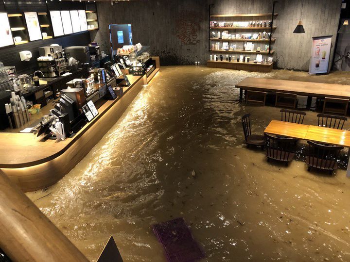 [뉴시스] 흙탕물에 잠긴 광주광역시의 한 스타벅스 매장 내부 사진. (출처=X) *재판매 및 DB 금지