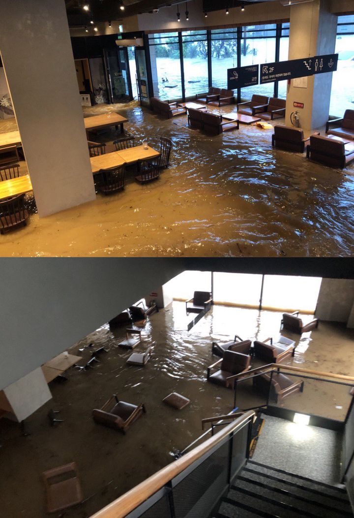 [뉴시스] 폭우 피해를 본 광주광역시의 한 스타벅스 매장 내부 사진. (출처=X) *재판매 및 DB 금지