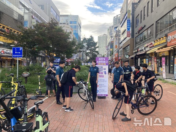 [파주=뉴시스] 자전거 스마트태그 부착 캠페인. (사진=파주경찰서 제공) 2025.07.18 photo@newsis.com