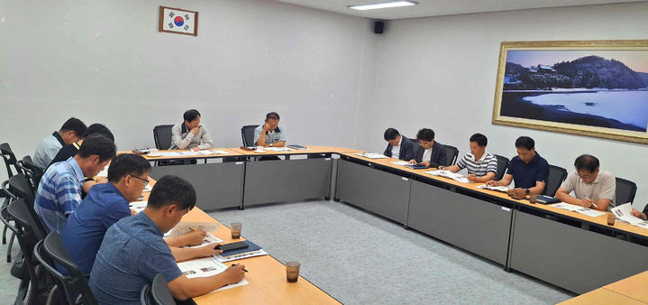 [밀양=뉴시스] 시설관리공단이 집중호우 피해 상황을 점검하고 대응 방안을 논의하기 위한 비상 대응 보고회를 개최하고 있다. (사진=밀양시 제공) 2025.07.18. photo@newsis.com *재판매 및 DB 금지
