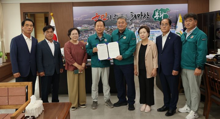 [봉화=뉴시스] 봉화군의회 의원들이 석포제련소 토양정화의 합리적 해결을 촉구하는 건의서를 박현국 봉화군수에게 전달하고 있다. (사진=봉화군의회 제공) 2025.07.18. photo@newsis.com&nbsp; *재판매 및 DB 금지