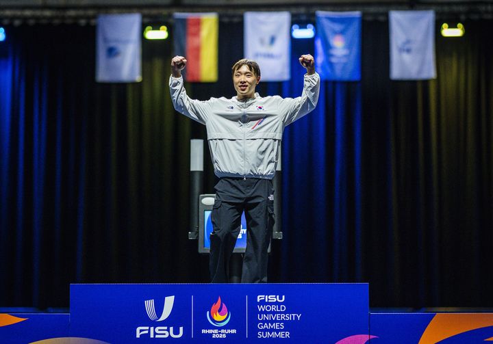 [서울=뉴시스] 펜싱 국가대표 박상원이 18일(현지 시간) 독일 에센에서 열린 2025 하계 유니버시아드대회 펜싱 남자 사브르 개인전에서 금메달을 획득했다. (사진=대한펜싱협회 제공) 2025.07.18. *재판매 및 DB 금지