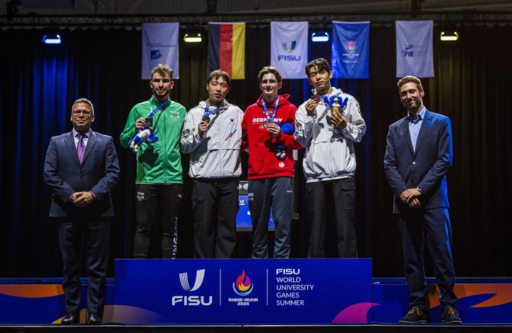 [서울=뉴시스] 펜싱 국가대표 박상원(왼쪽에서 두 번째)이 18일(현지 시간) 독일 에센에서 열린 2025 하계 유니버시아드대회 펜싱 남자 사브르 개인전에서 금메달을 획득했다. 함께 출전한 황희근(오른쪽)은 동메달을 목에 걸었다. (사진=대한펜싱협회 제공) 2025.07.18. *재판매 및 DB 금지