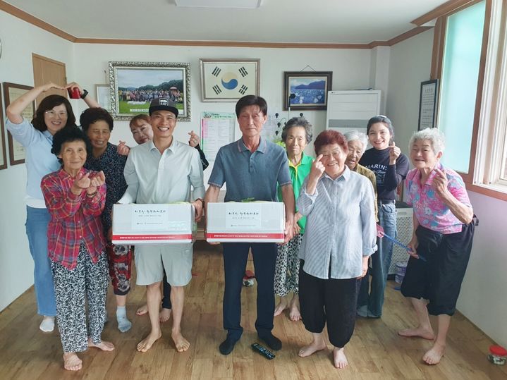 [함양=뉴시스] 함양군 공공형 외국인 계절근로자 첫 수확한 옥수수 지역에 기부 (사진=함양군 제공) 2025. 07. 18. photo@newsis.com *재판매 및 DB 금지