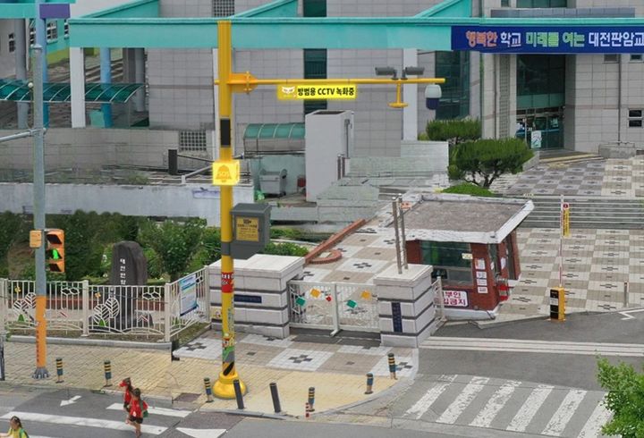 [대전=뉴시스] 대전 동구 판암초앞 어린이보호구역에 설치 예정인 '큐브형 비상벨' 예상도.  *재판매 및 DB 금지