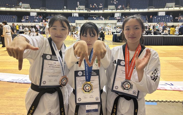 [부산=뉴시스] 동명대학교는 K-Sports태권도학과 1학년 학생들이 지난 17일 미국 로스엔젤레스(LA) 애너하임 컨벤션센터에서 열린 세계태권도한마당에서 개인전 공인 품새 부문 1·2·3위를 모두 석권했다고 18일 밝혔다. (사진=동명대 제공) 2025.07.18. photo@newsis.com *재판매 및 DB 금지