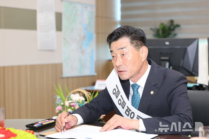 [포항=뉴시스] 김일만 포항시의회 의장이 18일 국민건강보험공단 포항남부지사 '일일 명예 지사장'으로 위촉돼 공단 업무를 체험하고 시민과 소통하는 시간을 가졌다. 일일 명예 지사장으로 근무하는 김일만 시의장. (사진=포항시의회 제공) 2025.07.18. photo@newsis.com