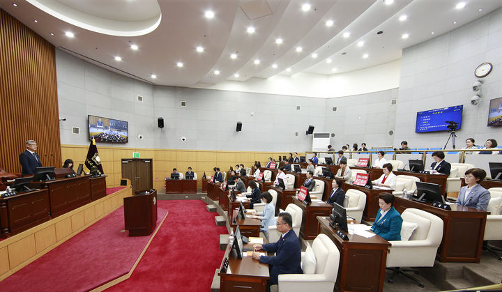 [대전=뉴시스] 조명휘 기자 = 대전 서구의회가 18일 제291회 임시회를 개회하고 있다. (사진= 서구의회 제공) 2025.07.18. photo@newsis.com&nbsp;&nbsp; *재판매 및 DB 금지