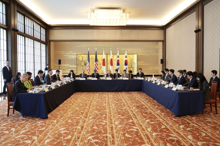 [서울=뉴시스] 박윤주 외교부 1차관은 18일 일본 도쿄에서 크리스토퍼 랜다우 미국 국무부 부장관, 후나코시 다케히로 일본 외무성 사무차관과 제15차 한미일 외교차관협의회를 개최했다. (사진=외교부 제공) 2025.07.18 *재판매 및 DB 금지