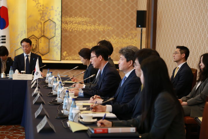 [서울=뉴시스] 박윤주 외교부 1차관은 18일 일본 도쿄에서 크리스토퍼 랜다우 미국 국무부 부장관, 후나코시 다케히로 일본 외무성 사무차관과 제15차 한미일 외교차관협의회를 개최했다. (사진=외교부 제공) 2025.07.18 *재판매 및 DB 금지