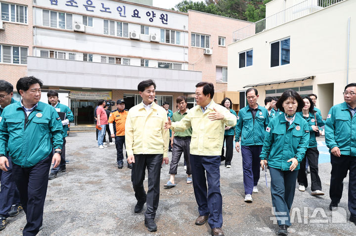 [밀양=뉴시스]박완수(오른쪽) 경남도지사가 지난 17일 오후 집중호우로 인한 침수 위기를 모면한 밀양시 무안면 한 요양원을 방문해 현장 대응 상황을 점검한 후 안병구 밀양시장과 걸어나오고 있다.(사진=경남도 제공) 0225.07.18. photo@newsis.com