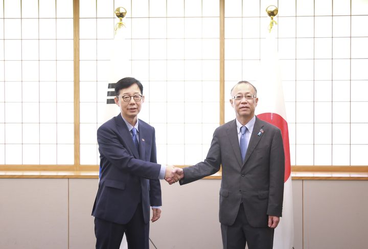 [서울=뉴시스]박윤주 외교부 1차관은 제15차 한미일 외교차관협의회 참석차 방일한 계기로 후나코시 다케히로 일본 외무성 사무차관과 18일 오전 도쿄에서 한일 외교차관회담을 실시했다. (사진=외교부 제공) 2025.07.18 *재판매 및 DB 금지