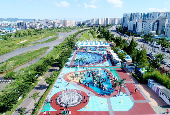 [울산=뉴시스] 구미현 기자 = 울산 중구 동천야외물놀이장 photo@newsis.com *재판매 및 DB 금지