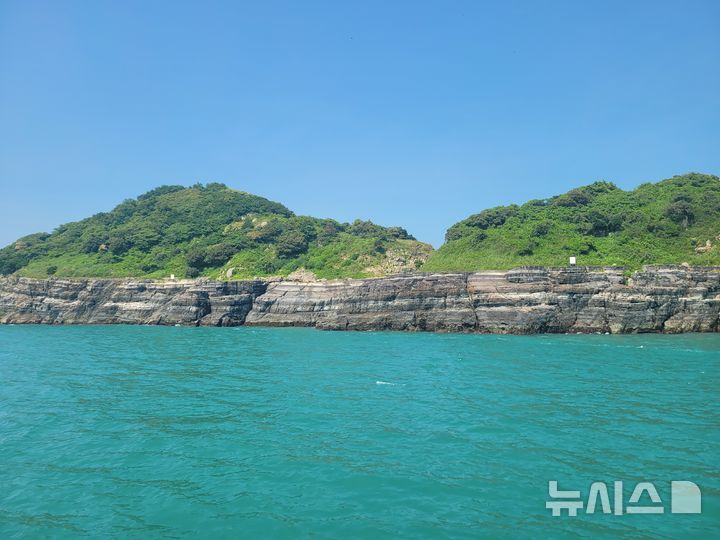 [광주=뉴시스] 전남 완도군은 18일 생일면 형제도 등 특정도서 34곳의 생태계 보전 관리를 위해 집중점검에 나섰다고 밝혔다. (사진=완도군 제공). 2025.07.18. photo@newsis.com *재판매 및 DB 금지