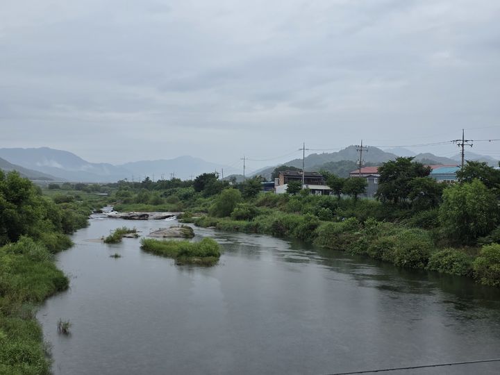 [남원=뉴시스] 인가 주변을 지나는 남원지역 상수원보호하천. *재판매 및 DB 금지