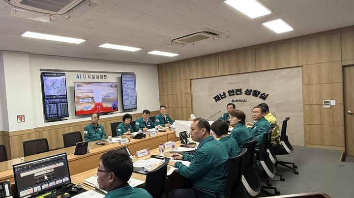 이현재 경기 하남시장이 18일 열린 집중호수 관련 긴급회의에서 2차 피해 예방을 위한 관리 강화를 지시하고 있다. (사진=하남시 제공) photo@newsis.com *재판매 및 DB 금지