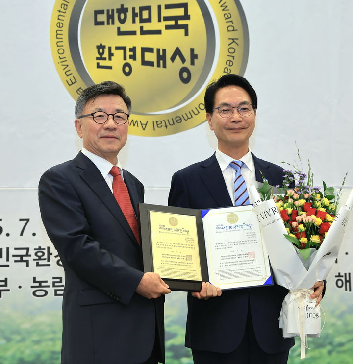 [정읍=뉴시스] 18일 국회 헌정기념관에서 열린 '2025 대한민국 환경대상 시상식'에서 고창군이 생태환경분야 대상을 수상했다. 상을 받은 심덕섭 군수(오른쪽)가 대한민국환경대상위원회 이규용 위원장(왼쪽)과 함께 사진을 찍고 있다. *재판매 및 DB 금지