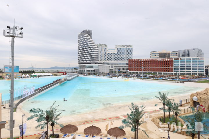 [시흥=뉴시스] 서핑 대회가 열리는 거북섬 웨이브파크 전경. (사진=시흥시 제공)..2025.07.18.photo@newsis.com *재판매 및 DB 금지