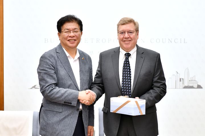 [부산=뉴시스] 부산시의회는 18일 제9대 후반기 의정자문위원(기획재경분과)으로 제레미 마이클 퀵을 신규 위원으로 위촉했다. (사진=부산시의회 제공) 2025.07.18. photo@newsis.com  *재판매 및 DB 금지